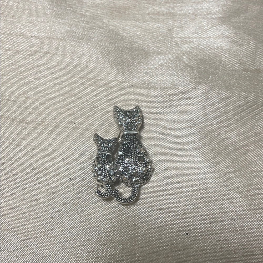 Elegant Silver Cat and Kitten Brooch